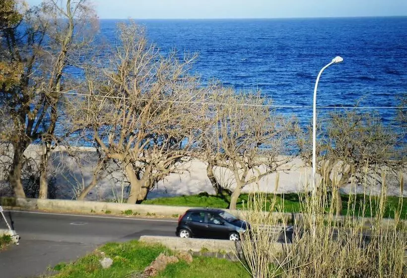 Two Rooms 30 Meters From The Sea Near Etna And Taormina And Catania