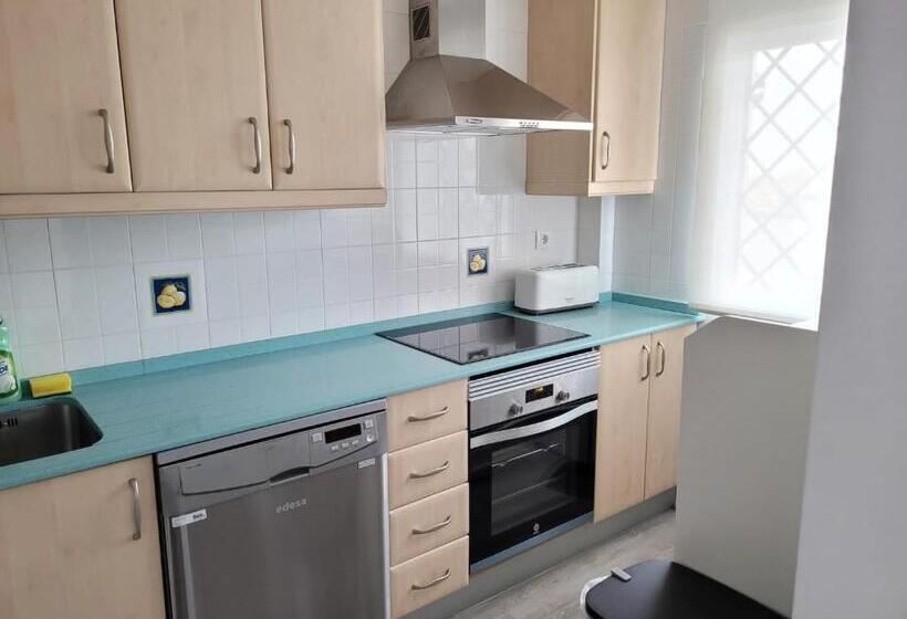 Apartamento En Rota Con Piscina Y Parking Junto Al Mar