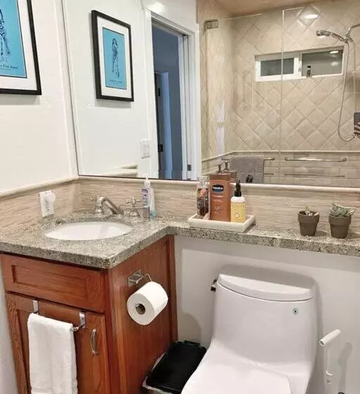 Cute Home 7 Blocks To Beach . Xbox . Bikes . Pets