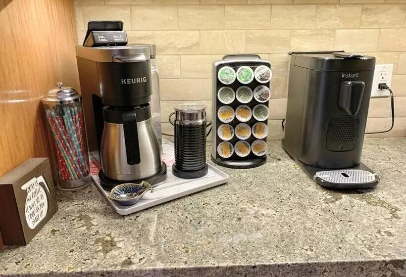 Cute Home 7 Blocks To Beach . Xbox . Bikes . Pets