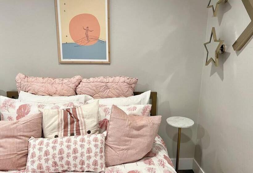 Cute Home 7 Blocks To Beach . Xbox . Bikes . Pets