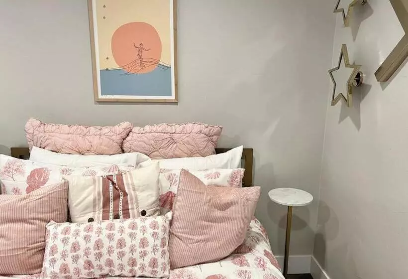 Cute Home 7 Blocks To Beach . Xbox . Bikes . Pets