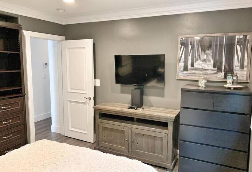 Cute Home 7 Blocks To Beach . Xbox . Bikes . Pets