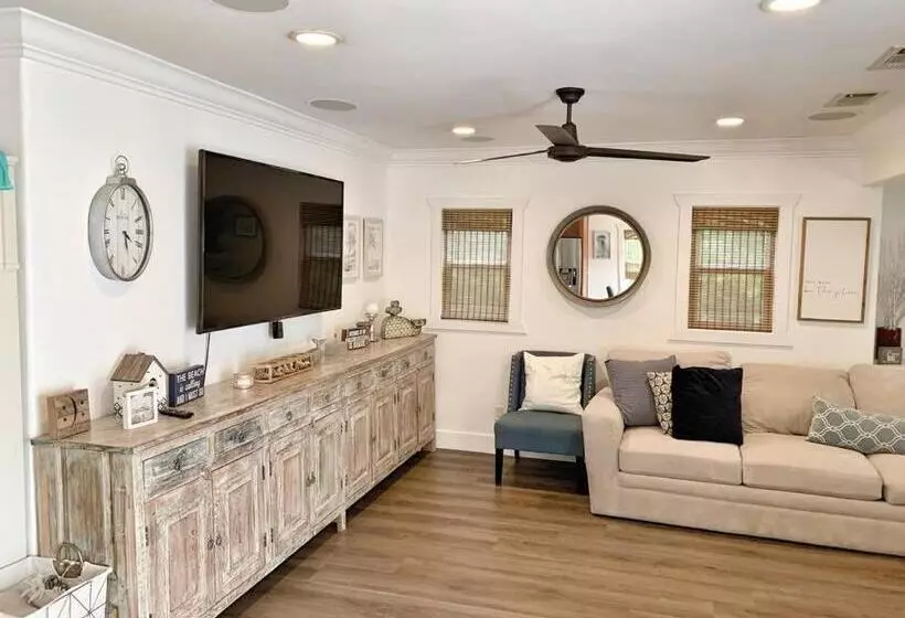 Cute Home 7 Blocks To Beach . Xbox . Bikes . Pets