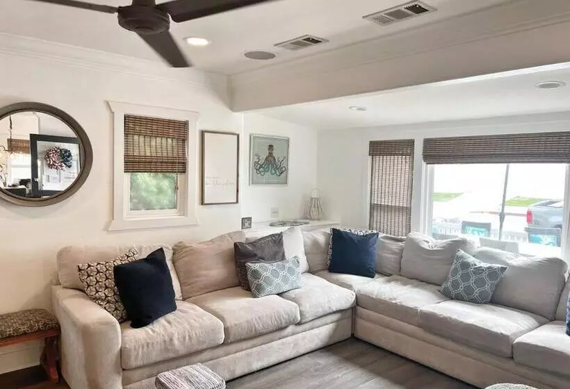 Cute Home 7 Blocks To Beach . Xbox . Bikes . Pets