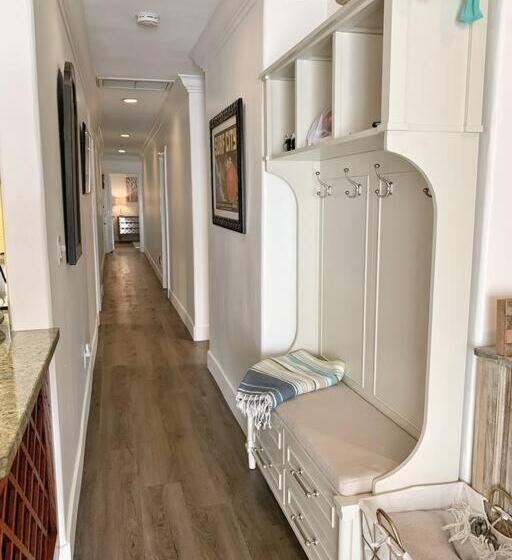 Cute Home 7 Blocks To Beach . Xbox . Bikes . Pets