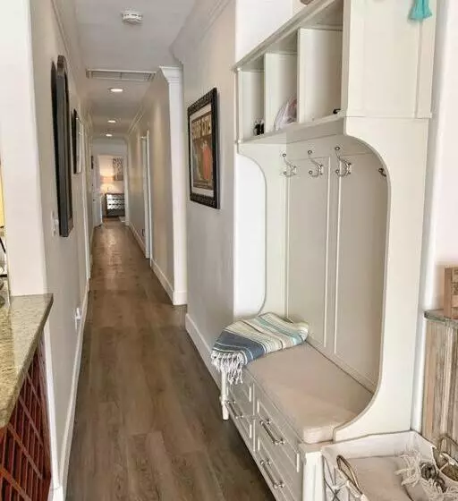 Cute Home 7 Blocks To Beach . Xbox . Bikes . Pets