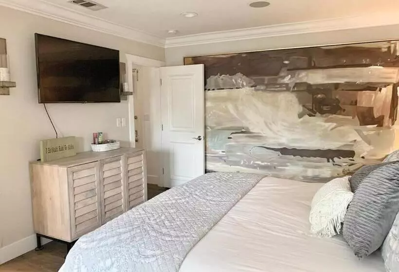 Cute Home 7 Blocks To Beach . Xbox . Bikes . Pets