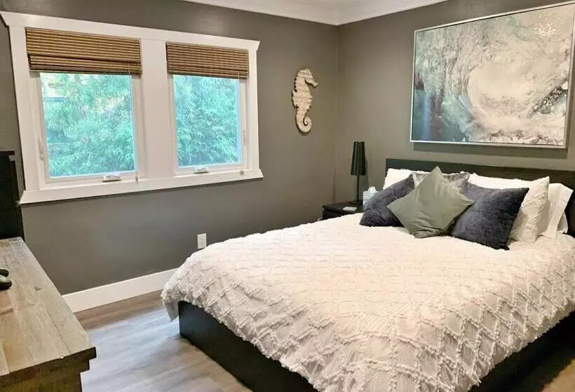 Cute Home 7 Blocks To Beach . Xbox . Bikes . Pets