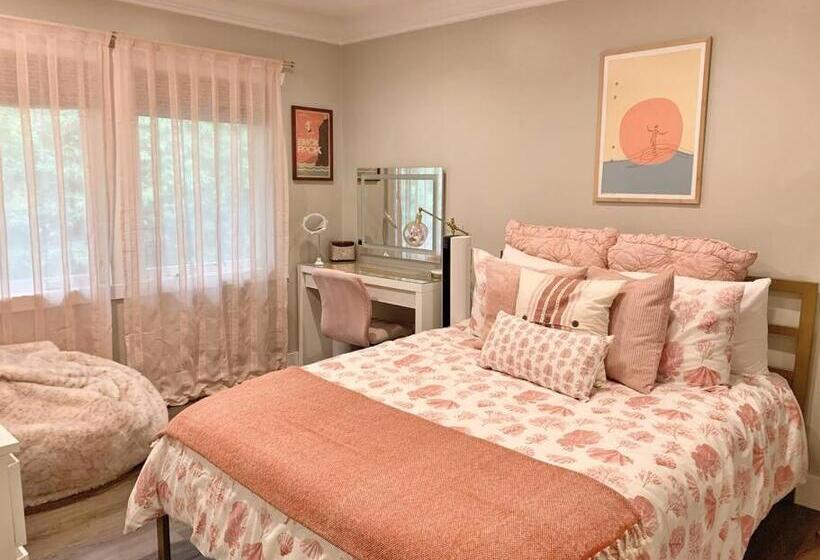 Cute Home 7 Blocks To Beach . Xbox . Bikes . Pets