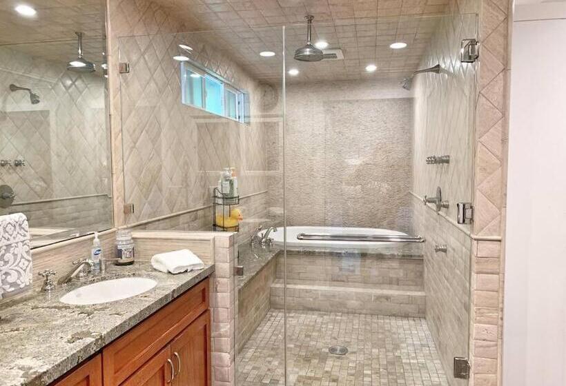 Cute Home 7 Blocks To Beach . Xbox . Bikes . Pets