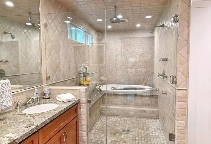 Cute Home 7 Blocks To Beach . Xbox . Bikes . Pets