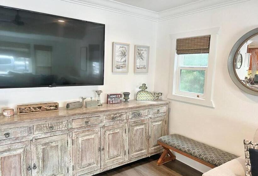 Cute Home 7 Blocks To Beach . Xbox . Bikes . Pets