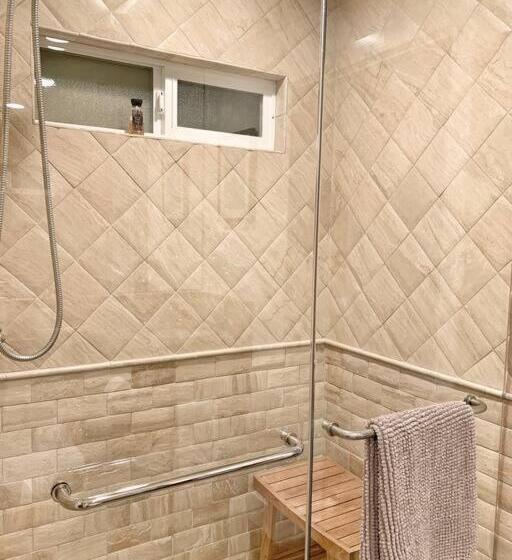 Cute Home 7 Blocks To Beach . Xbox . Bikes . Pets