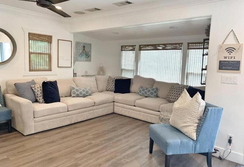 Cute Home 7 Blocks To Beach . Xbox . Bikes . Pets