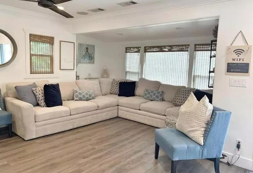 Cute Home 7 Blocks To Beach . Xbox . Bikes . Pets