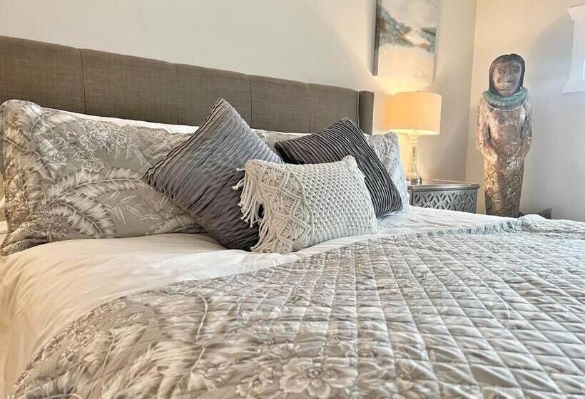 Cute Home 7 Blocks To Beach . Xbox . Bikes . Pets