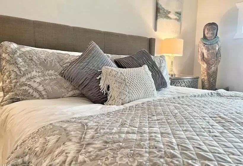 Cute Home 7 Blocks To Beach . Xbox . Bikes . Pets