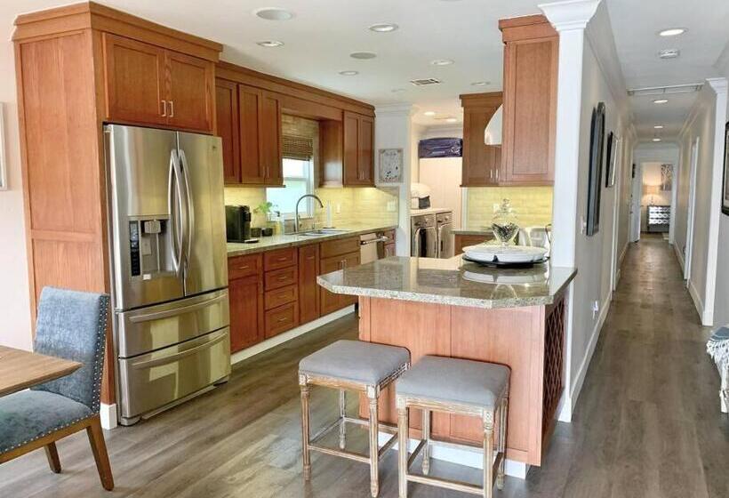 Cute Home 7 Blocks To Beach . Xbox . Bikes . Pets