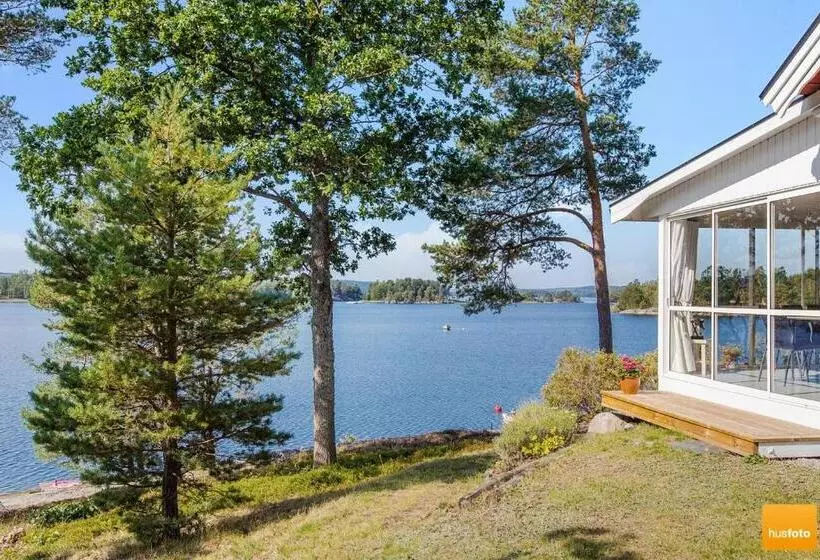 Ekudden. Idylliskt Nära Sjö. Egen Strand
