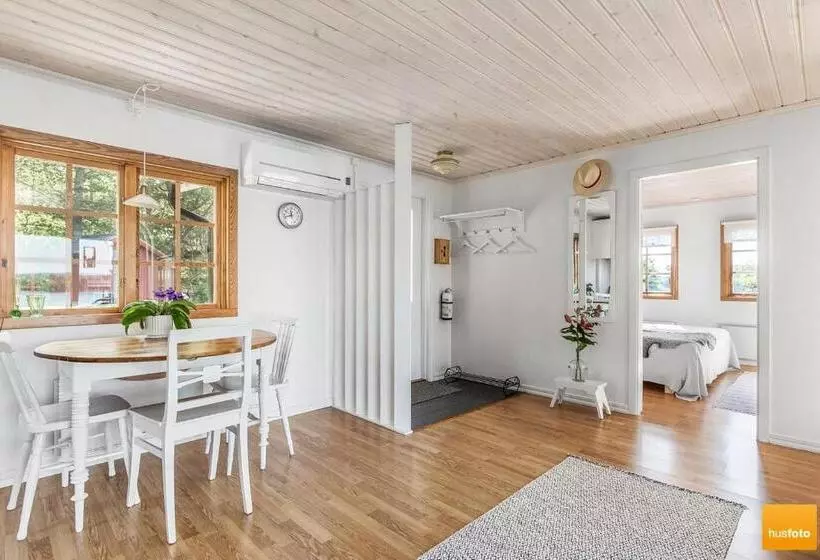 Ekudden. Idylliskt Nära Sjö. Egen Strand