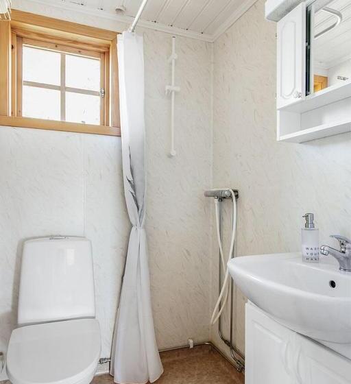 Ekudden. Idylliskt Nära Sjö. Egen Strand