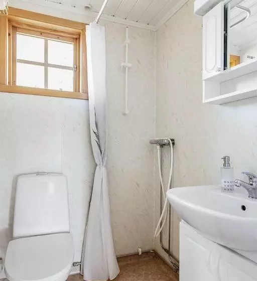 Ekudden. Idylliskt Nära Sjö. Egen Strand