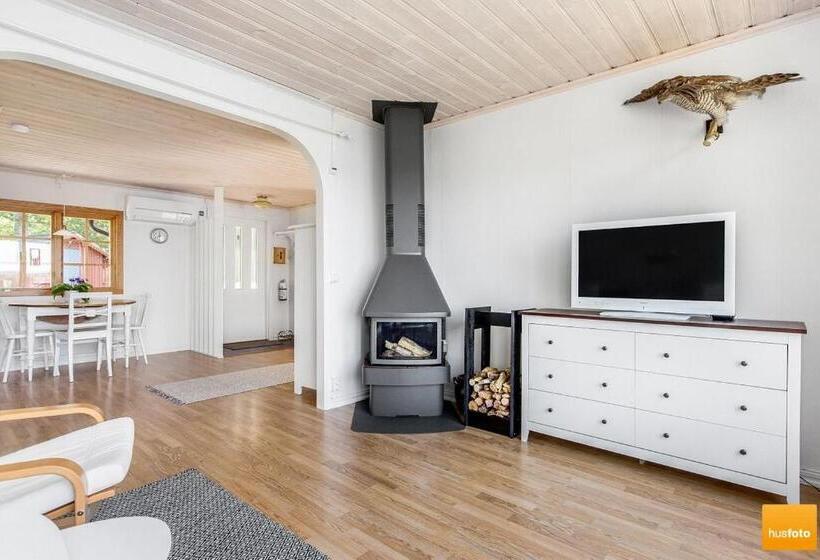 Ekudden. Idylliskt Nära Sjö. Egen Strand