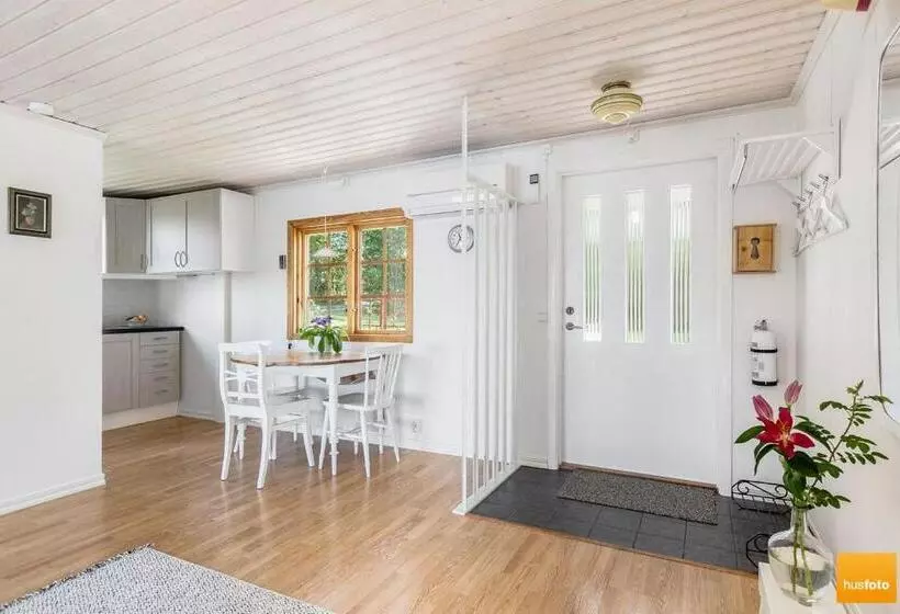 Ekudden. Idylliskt Nära Sjö. Egen Strand