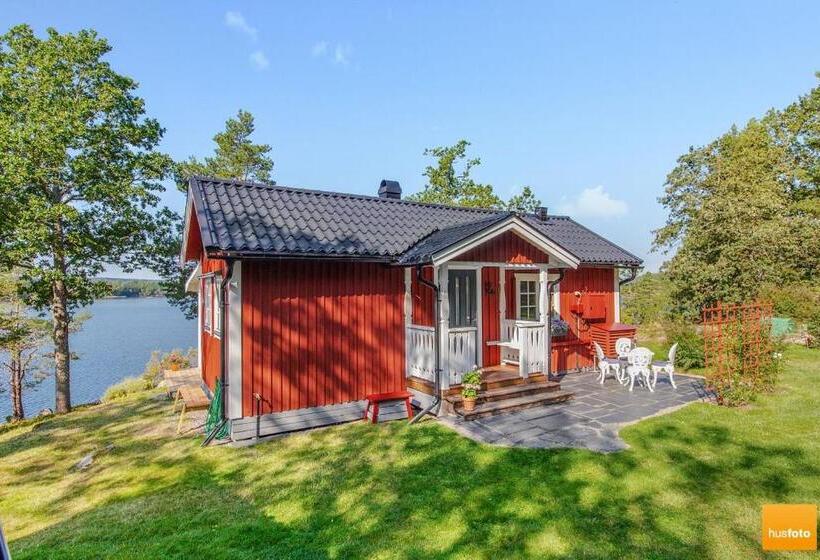 Ekudden. Idylliskt Nära Sjö. Egen Strand