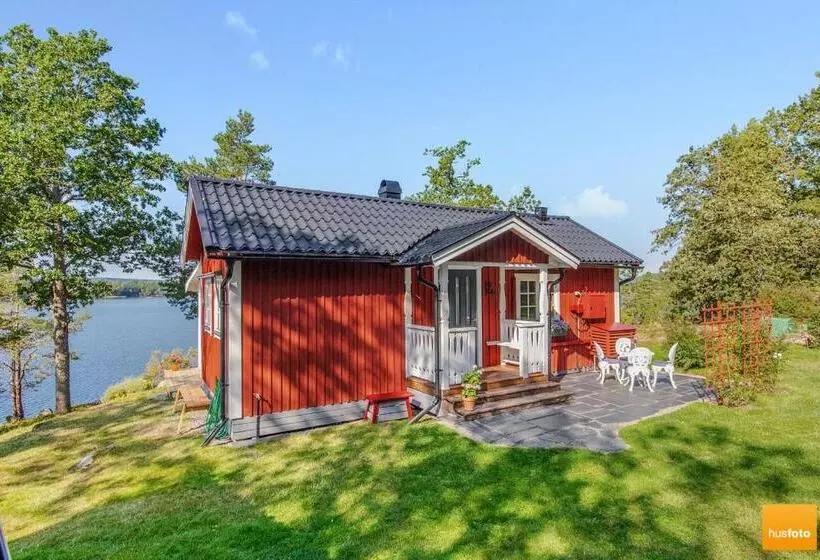 Ekudden. Idylliskt Nära Sjö. Egen Strand