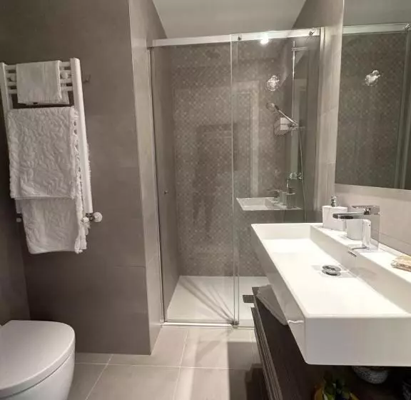 A Estrenar Amplio Con Piscina Y Parking