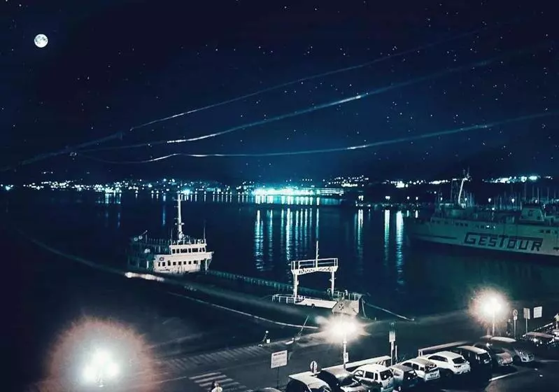 تختخواب و صبحانه Sole Luna Mare