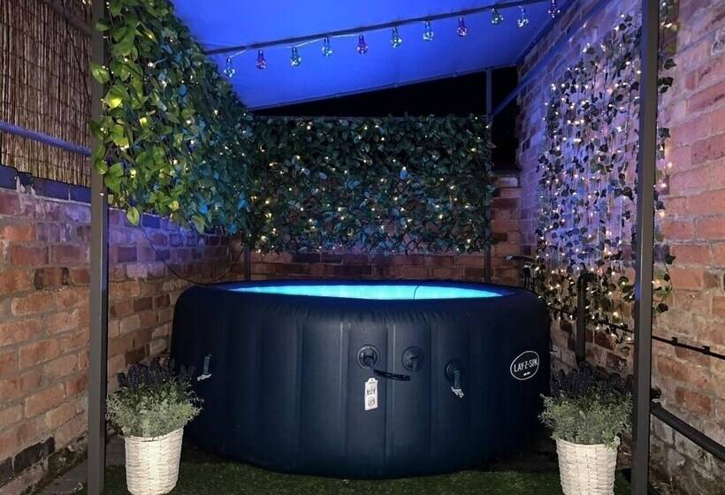 Jacuzzi Spa! Stunning Entire Guest House   Netflix