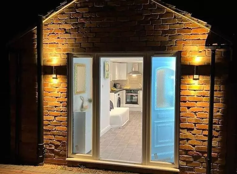 Jacuzzi Spa! Stunning Entire Guest House   Netflix