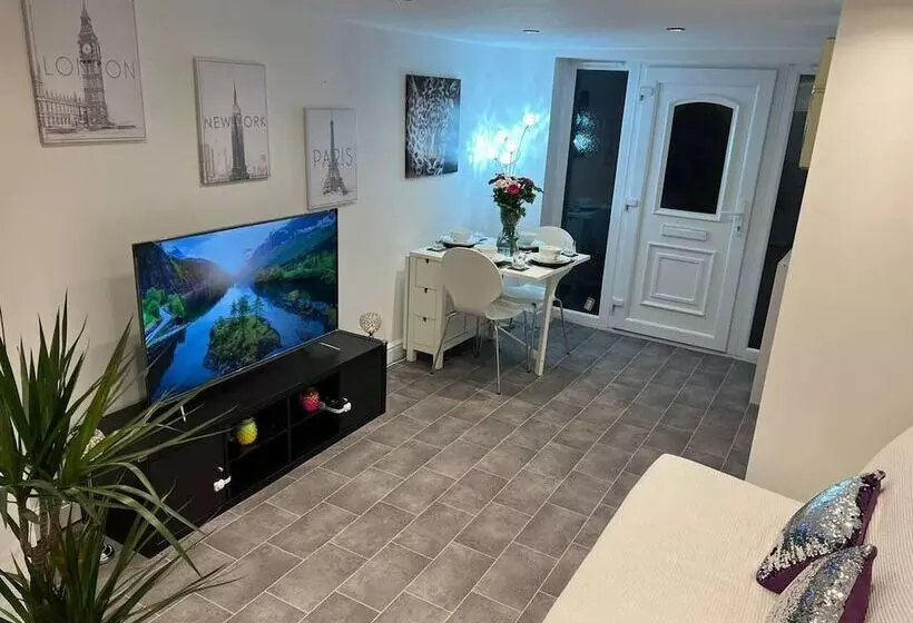 Jacuzzi Spa! Stunning Entire Guest House   Netflix