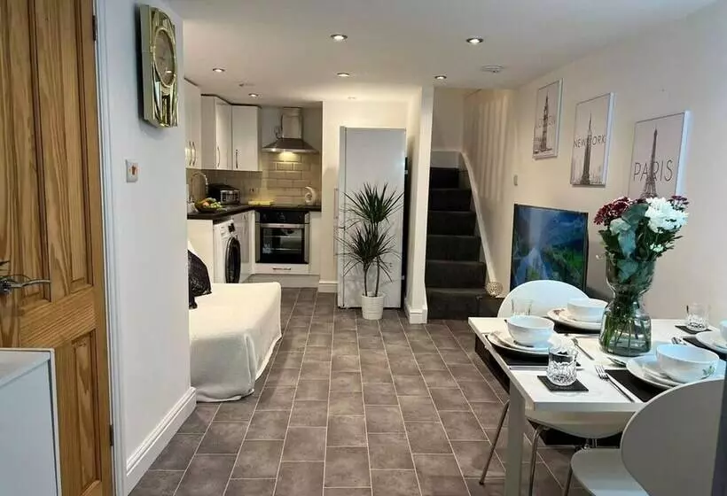 Jacuzzi Spa! Stunning Entire Guest House   Netflix