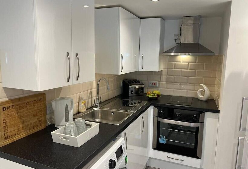 Jacuzzi Spa! Stunning Entire Guest House   Netflix