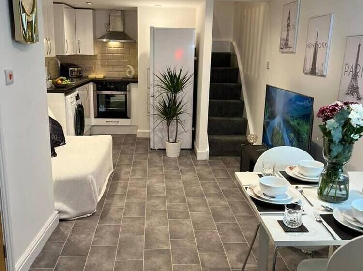 Jacuzzi Spa! Stunning Entire Guest House   Netflix