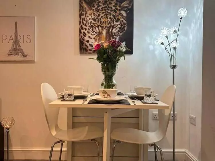 Jacuzzi Spa! Stunning Entire Guest House   Netflix