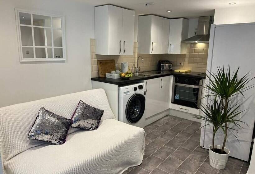 Jacuzzi Spa! Stunning Entire Guest House   Netflix