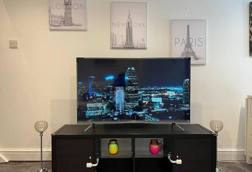 Jacuzzi Spa! Stunning Entire Guest House   Netflix