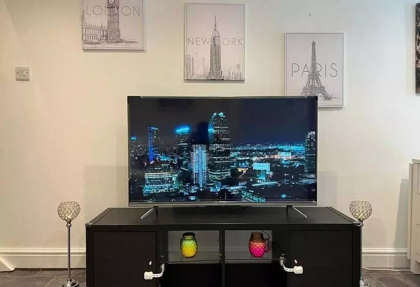 Jacuzzi Spa! Stunning Entire Guest House   Netflix