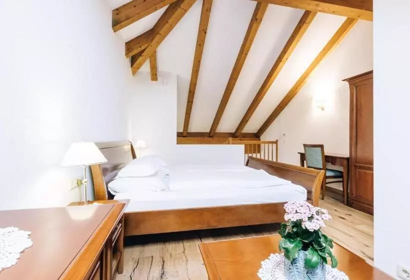 Отель Tenz 2025