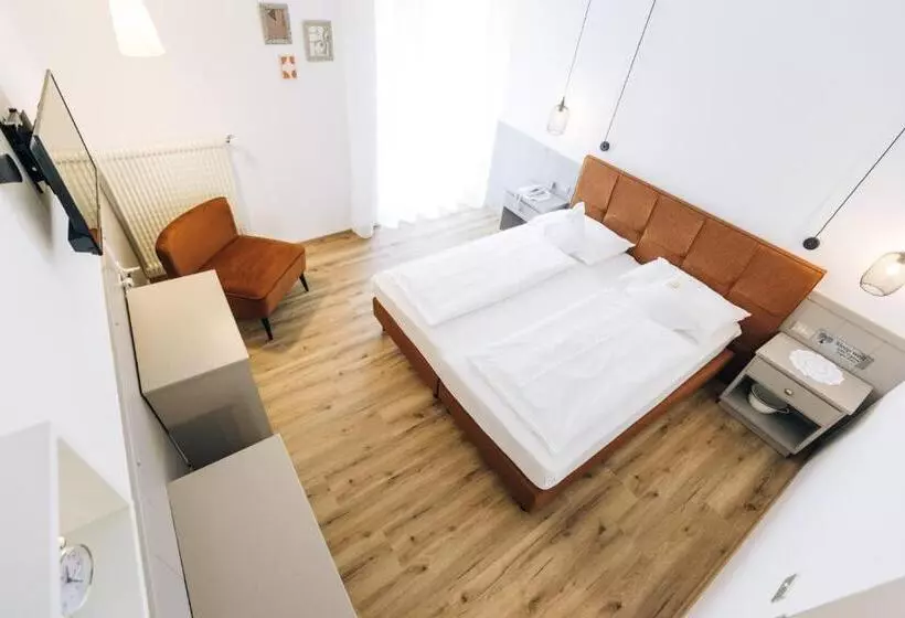 Отель Tenz 2025