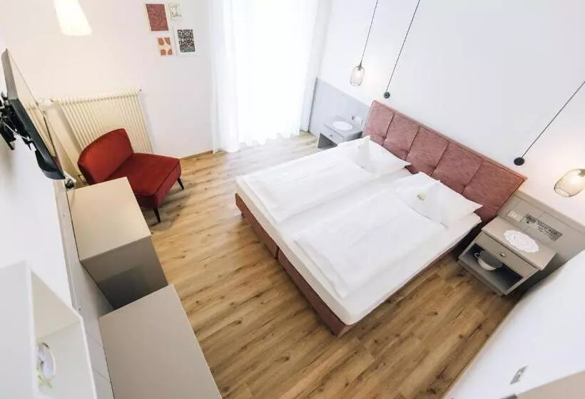 Отель Tenz 2025