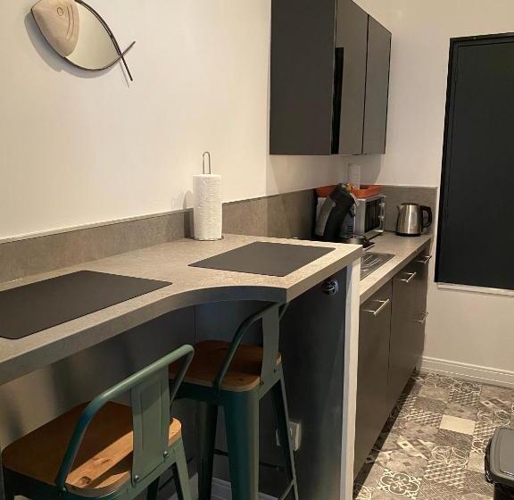 Chambre Tout Confort Avec Commodités Espace Repas Wifi Parking