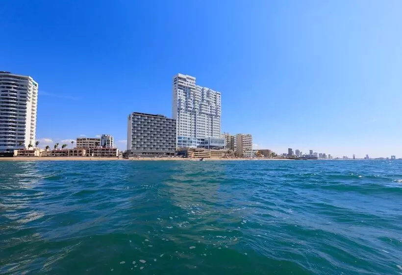 ホテル Courtyard By Marriott Mazatlan Beach Resort