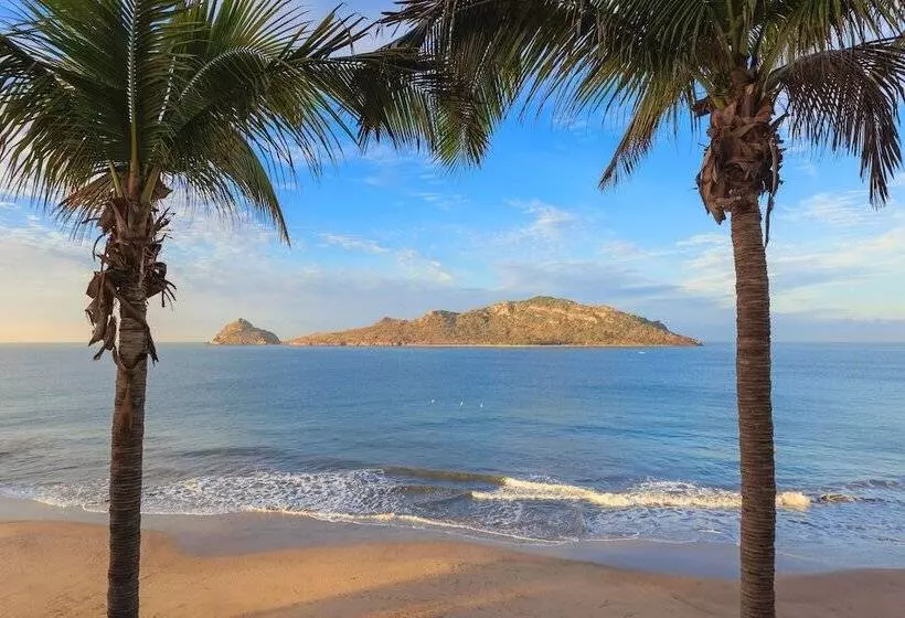 ホテル Courtyard By Marriott Mazatlan Beach Resort