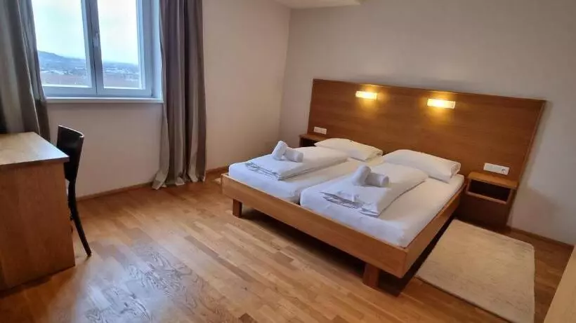 ホテル Wirtshaus Leindl